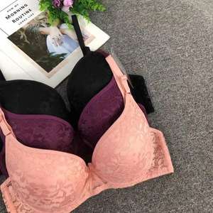 Soutien-gorge T-shirt rembourré en dentelle violette disponible en options avec ou sans fil - Product Image 2