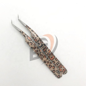 Pinzas de extensión de pestañas de 45 grados Logotipo personalizado Agarre fuerte Pinzas de belleza con estampado de tigre de acero sostenible con embalaje de caja - Product Image 5