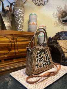 Gandek Sasak auténtico Lombok tejido a mano Ketak y ratán tradicional Shell motivo mimbre artesanías correa de cuero triángulo Shell bolsa - Product Image 3