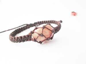 Bracelet en macramé fait main avec du sel rose de l'Himalaya, un bracelet porte-bonheur - Vente en gros de bijoux de guérison minérale biologique - Product Image 4