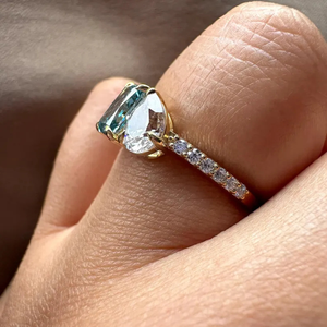 Anillo Toi Et Moi de Oro de 14K con Diamante Cultivado en Laboratorio de 2.3ct, Corte Radiante Azul Fantasía, Forma de Pera, Claridad VS, Certificado IGI, para Mujer - Product Image 3