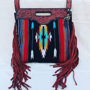 Venta al por mayor de cuero de vaca Western Saddleblanket Crossbody bolso Tooled Fringes Curving Design - Product Image 1
