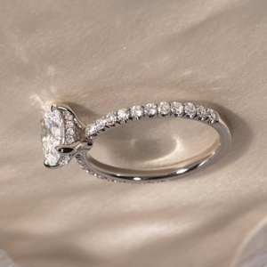 Anillo de compromiso de mujer con diamantes de corte ovalado de 10x8mm | Solitario minimalista Pave Band Acentos | Plata de Ley 18K chapado en oro - Product Image 2