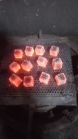 Profitez d'un moment de chicha opulente avec des briquettes de charbon en forme de cube qui subliment les saveurs riches de la noix de coco naturelle.