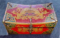 Boîte à bijoux tibétaine artisanale Asthamangal en bois de teck, 6x5x3 pouces, intérieur doublé de velours, système de verrouillage traditionnel, serrure à clé