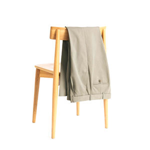 Chinos beige confortable de qualité supérieure avec un design classique à cinq poches. Chino kaki élégant à jambe droite pour hommes - Product Image 4