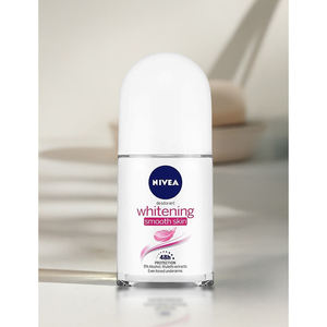 Anti-transpirant en roll-on pour une peau douce, éclatante, Nivea Whitening Smooth Skin Roll-On et aisselles lisses - Product Image 3