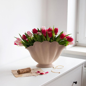 Ensemble de deux charmants vases à base verte bicolore et à motifs feuillus délicats sur la moitié supérieure crème, parfaits pour les accents - Product Image 3