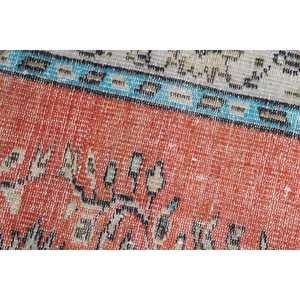 Tapis rond vintage 2,5x1,5 pi (75x45 cm), tapis turc à bordures rouges - Product Image 5