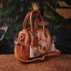 Sac en cuir véritable peint à la main, collection Artista, inspiré du patrimoine du batik indonésien - Product Image 2