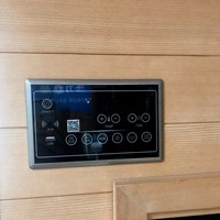 Panneau de commande informatique de style paysager pour sauna infrarouge avec boutons de commande, écran LCD, système audio intégré et interrupteur d'alimentation