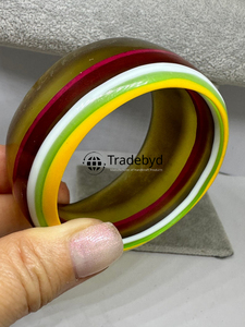 Tradebyd Bracelet en résine de qualité supérieure fait à la main Accessoire de mode de luxe pour femmes - Product Image 3