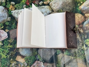 สมุดสเก็ตช์ภาพหนังแฮนด์เมดลายกุหลาบนูนสวยงาม A5สมุดสเก็ตช์ภาพเงาของขวัญสำหรับคู่รัก - Product Image 3