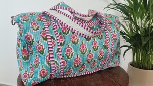 Sac de voyage en coton matelassé imprimé à la main, bleu ciel, imprimé floral, ceinture longue détachable |   Sac de sport de luxe durable pour le week-end et le yoga - Product Image 5