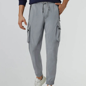 Jogging pour homme gris cendré à séchage rapide avec logo personnalisé, respirant, avec poches à rabat sur les jambes et poche arrière avec fermeture éclair - Product Image 1