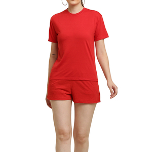 Combinaison classique t-shirt et short pour femmes, parfait pour les sorties décontractées ou les journées détendues avec une coupe moderne-facile à déplacer - Product Image 1