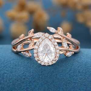Bague de fiançailles vintage en moissanite de laboratoire taille princesse avec halo en forme de feuille en or massif 14 carats - Product Image 1