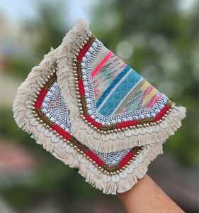 Clutch Boho artesanal con conchas cuentas borlas bordado ideal para bodas fiestas ocasiones festivas Elegante y chic - Product Image 4
