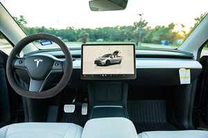 Modelo 2024 Impecable, Modelo-Y Performance, Tracción en las Cuatro Ruedas con Doble Motor, Autonomía de 303 Millas, Automático, Cuero, R18, Cámara Trasera - Product Image 5