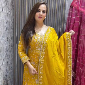 Collection de vêtements pour femmes de créateur traditionnel indien Tissu chinon lourd avec séquence de broderie Travail entièrement cousu - Product Image 1