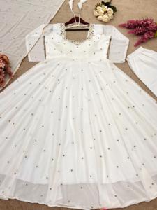 Robe Anarkali à la demande pour dames avec un style élégant et des motifs imprimés disponibles aux prix de gros de l'Inde - Product Image 5