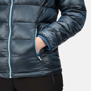 Veste matelassée imperméable bleue pour femme avec capuche et design matelassé, manteau d'hiver grande taille - Product Image 4