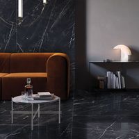 Grandes dalles de carrelage en grès effet marbre Nero Marquina, porcelaine pleine masse 6 mm d'épaisseur, finition brillante contemporaine, application intérieure