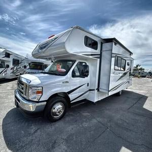 Camping-car de luxe confortable 1FDXE4FN8RDD30710 d'occasion, modèle 2025, classe C, avec cuisine complète, salle de bain et espace de couchage pour 6 personnes - Product Image 1