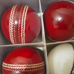 Pelota dura de Cricket hecha a mano profesional personalizada de alta calidad Pelota de Cricket de cuero puro Premium de 6 piezas - Product Image 1