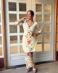 Traje de Dos Piezas para Mujer Unity Luxure Premium, Bordado, Tela Suave de Mezcla de Algodón, Kurti con Pantalones con Estampado Floral Digital - Product Image 2