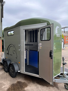 Remorque à chevaux en aluminium, remorque en bois pour chevaux/bovins avec fenêtres pour le transport d'animaux, bar mobile et entreprise de remorques sur mesure - Product Image 6