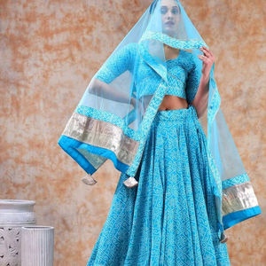 DIL kash ผ้าไหมสีฟ้าสดใสเย็บลายดอกไม้ที่ทันสมัย lehenga choli สำหรับงานแต่งงานและ Diwali พอดีตัว - Product Image 1