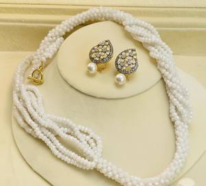 Conjunto de Joyería de Lujo con Collar de Cuentas de Cristal de Amatista Morada de Varias Capas y Aretes con Diseño Floral de Lágrima Chapados en Oro - Product Image 6