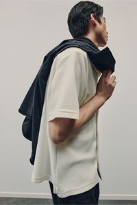 Jersey de ajuste regular para hombre con textura de mezcla de algodón y poliéster ODM y OEM marca personalizada media manga con cuello en V precio al por mayor - Product Image 5