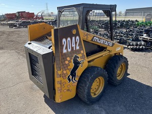 2042 Gebruikte <span class=keywords><strong>Mustang</strong></span> <span class=keywords><strong>Skid</strong></span> Stuurlader Te Koop Mini Voorlader Met Backhoe Core Componenten Inclusief Moog Hydraulische Pomp Motor
