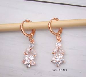 Boucles d'oreilles pendantes pour femmes, design floral tendance et élégant, plaquées or, pierres en zircone brillantes, revêtement anti-ternissement, pour les occasions de fête - Product Image 2