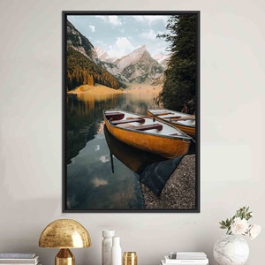 Arte impreso en lienzo: escena de barco en un lago de montaña, decoración boho de la naturaleza, lienzo con marco negro - Product Image 1