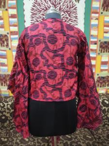 Elégant haut court portefeuille en soie pour femme avec manches cloche style trois voies cravate avant et manches longues pour une tenue de jour ou de soirée - Product Image 3