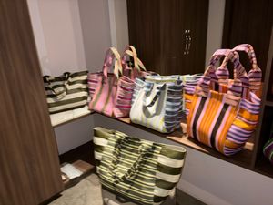 Mode hivernale Sacs à main à fermeture éclair résistants à l'eau de grande capacité en nylon recyclé Sacs à rayures multicolores fabriqués en Inde - Product Image 4