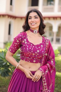 Ensemble de lehenga de mariée en soie rose Rani avec broderie multithread et sequins, et dupatta en dentelle, prêt-à-porter de créateur entièrement cousu - Product Image 5