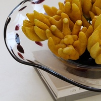 Bixuan Plateau en verre sodalime soufflé bouche, grand, transparent, bordeaux, motif prune, avec pied et bord ondulé, pour fruits, centre de table, décoration intérieure