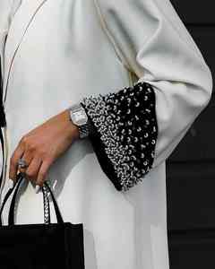 ชุดเดรสอีดสีดำ ปี 2025 แบบเปิดสำหรับสตรีมุสลิม ผ้าไหมคุณภาพสูงจากดูไบ แขนยาวประดับลูกปัด ป้องกันรอยยับ ทำมือ ขายดี - Product Image 5