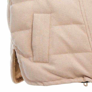 Chaleco acolchado moderno y cálido con cuello levantado para hombre, ropa informal ligera con logotipo frontal, cómodo en Pakistán - Product Image 3