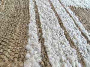 พรมปูพื้นขนสัตว์และปอกระเจาทำด้วยมือที่ทันสมัยมีหลายพื้นผิวทอมือโดยโรงงานสำหรับใช้ในบ้านและภายใน - Product Image 3