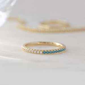 Anillo turquesa Eternity Band Anillo delicado Plata de Ley 925 Chapado en oro de 14 quilates Regalo de la banda de boda para ella - Product Image 6