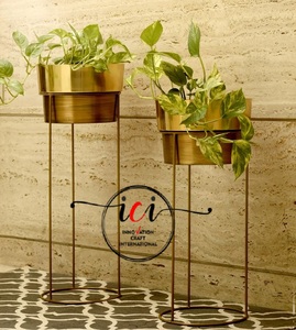 Maceteros de pared martillados de hierro personalizables, jarrón de Metal con acabado único con soporte para pared decorativa de boda - Product Image 1