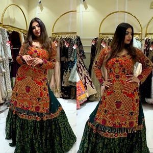 Georgette brodée de sequins et de zari, faux georgette orange, salwar kameez, haut, dupatta, fête, mariage, élégant, Bollywood - Product Image 6