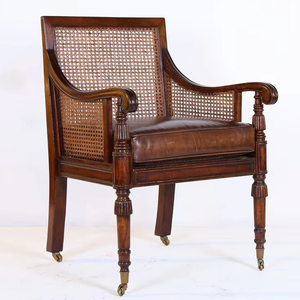 เก้าอี้ไม้ที่โดดเด่นด้วยรายละเอียดศิลปะและสีน้ำตาลสำหรับการรับประทานอาหารที่หรูหราในการตกแต่งภายในบ้านแบบดั้งเดิม - Product Image 1