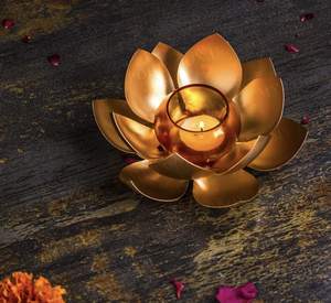 Un mélange parfait de design moderne et d'attrait intemporel, ce porte-bougie doré rehausse votre décoration sans effort. - Product Image 2