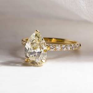 Bague de fiançailles en moissanite coupe poire 10x7mm | Solitaire en or ou en argent avec accents | Vente en gros OEM de bijoux de mariage - Product Image 3